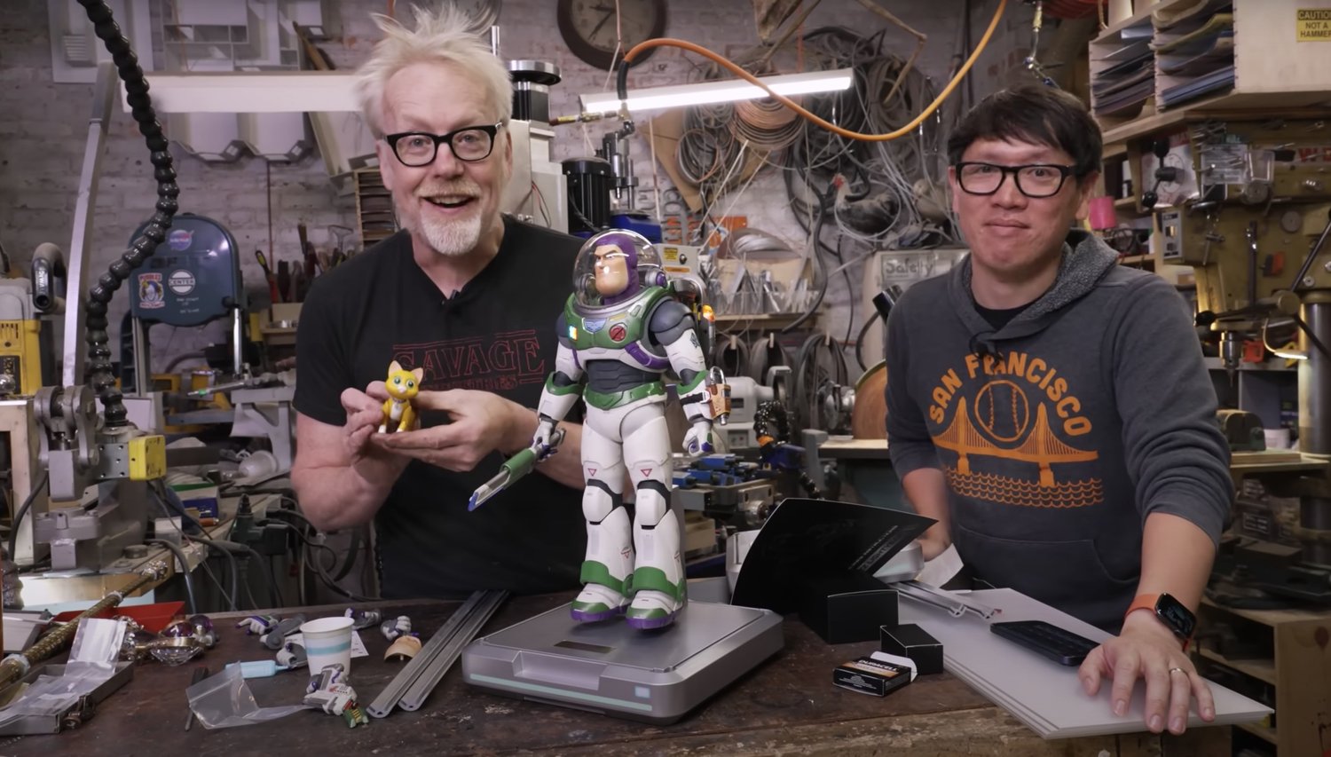 Adam Savage montre un superbe robot animatronique Buzz Lightyear à collectionner